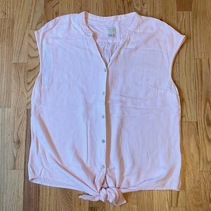 A New Day Woman’s Tie Front Top Size Medium